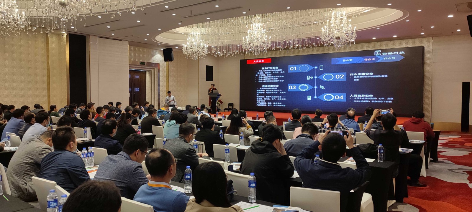 會后的深入交流.jpg 會后的深入交流.jpg